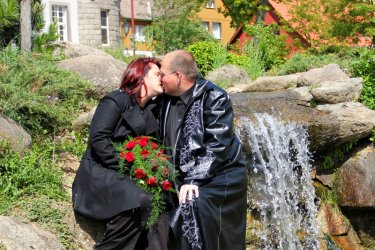 Eine etwas andere Hochzeit, mal ganz in schwarz. Fotoshooting nach der Trauung im Park von Schierke, im Harz.